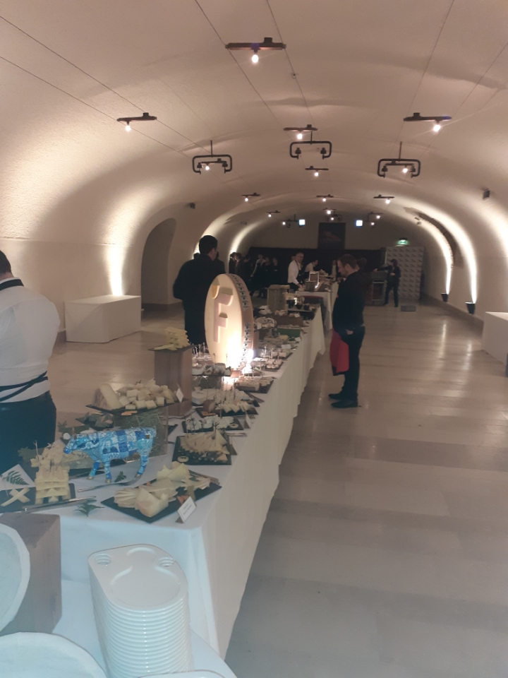 Lyceegeiffel's tweet photo. Les élèves du lycée ont participé à l’organisation des assises des crémier fromagers qui se sont déroulées les 26 &amp; 27 mars dans les caveaux de la maison Mumm. 
Ils ont réalisé les amuses bouches, les desserts ainsi que et le service du buffet de clôture servi lundi 27 mars. https://t.co/AMCgS50dwK