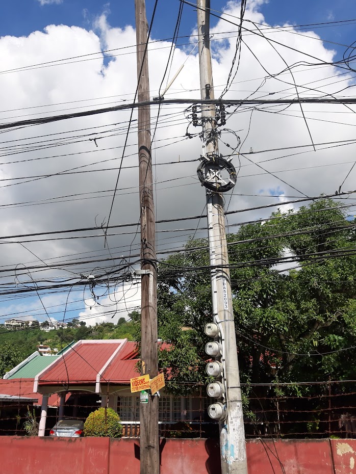 DetekteiFFM's tweet image. #Stromproblem ? Manchmal knallt die Sicherung durch aber hier sieht man das völlig entspannt. #Einzelfälle man hilft sich. Hier lacht man über #Europa. Antwort: Bei uns fällt vereinzelt der Strom aus, bei euch brennen alle Lampen durch einschließlich der #Regierung. Recht hat er!