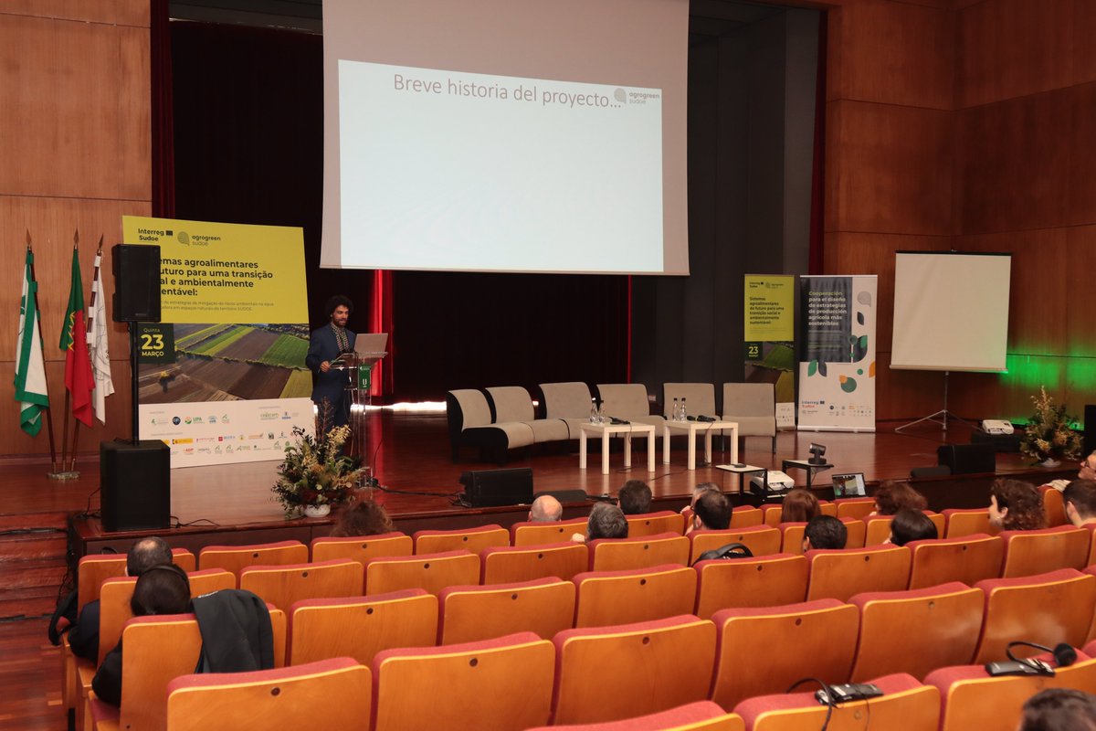 AgroGreenSUDOE's tweet photo. Maria do Rosário Cameira, Profesora del @isagronomia e investigadora del proyecto #AgroGreen-SUDOE (@Sudoe5), estuvo a cargo de presentar a los asistentes la estructura de la jornada. Acto seguido, Alberto Sanz Cobeña, expuso los objetivos, estructura y logros alcanzados. https://t.co/vbMh8grLaF