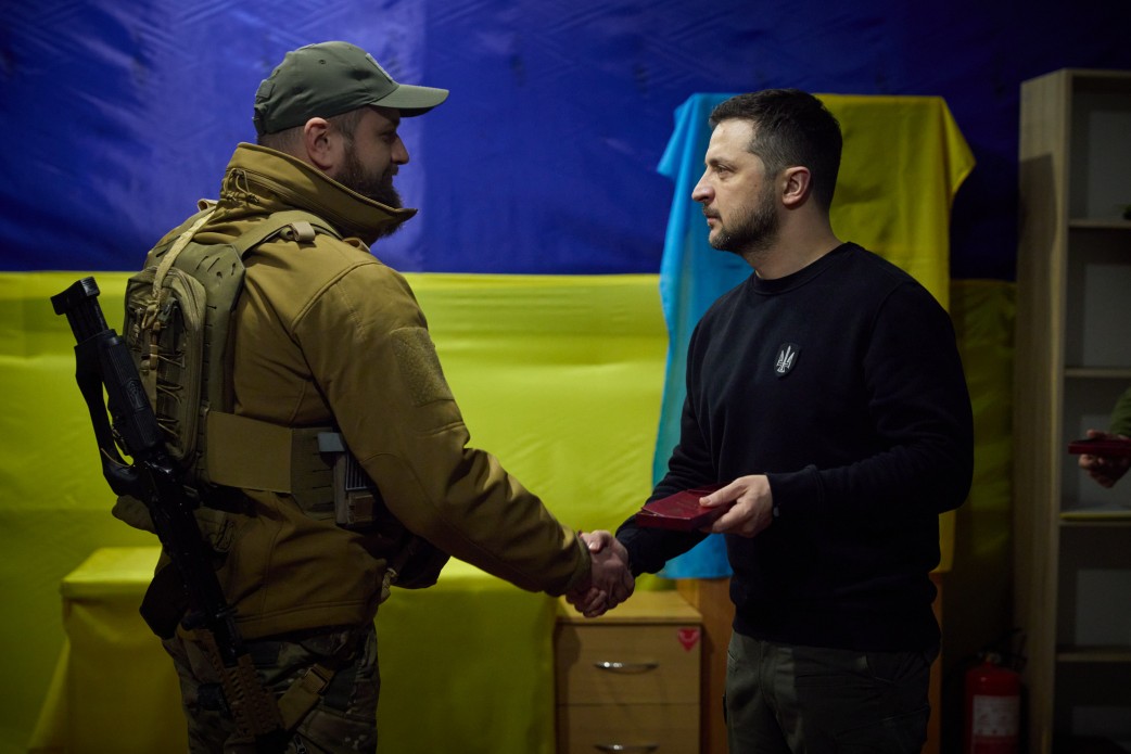 KyivIndependent's tweet photo. During his visit, Zelensky received updates on the operational situation on the front line and presented personnel with awards. 

📷 President's Office https://t.co/pbiQ0AgBjw