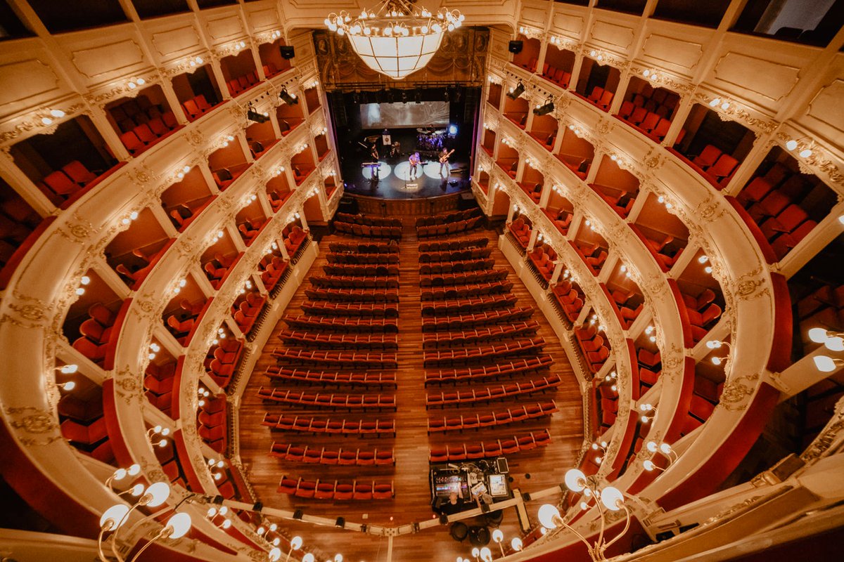 No ho podem celebrar de millor manera, avui dia 27 de març #DiaMundiadelTeatre us deixem amb les fotos d’aquest  25 de març al Principal de Maó del que ha estat  l’espectacle més especial desde que va començar la gira #Inmorthia. 📸By Tuco
#Pseudomusical, #hydexxi, #IA <a href="/TPMao/">Teatre Principal Maó</a>