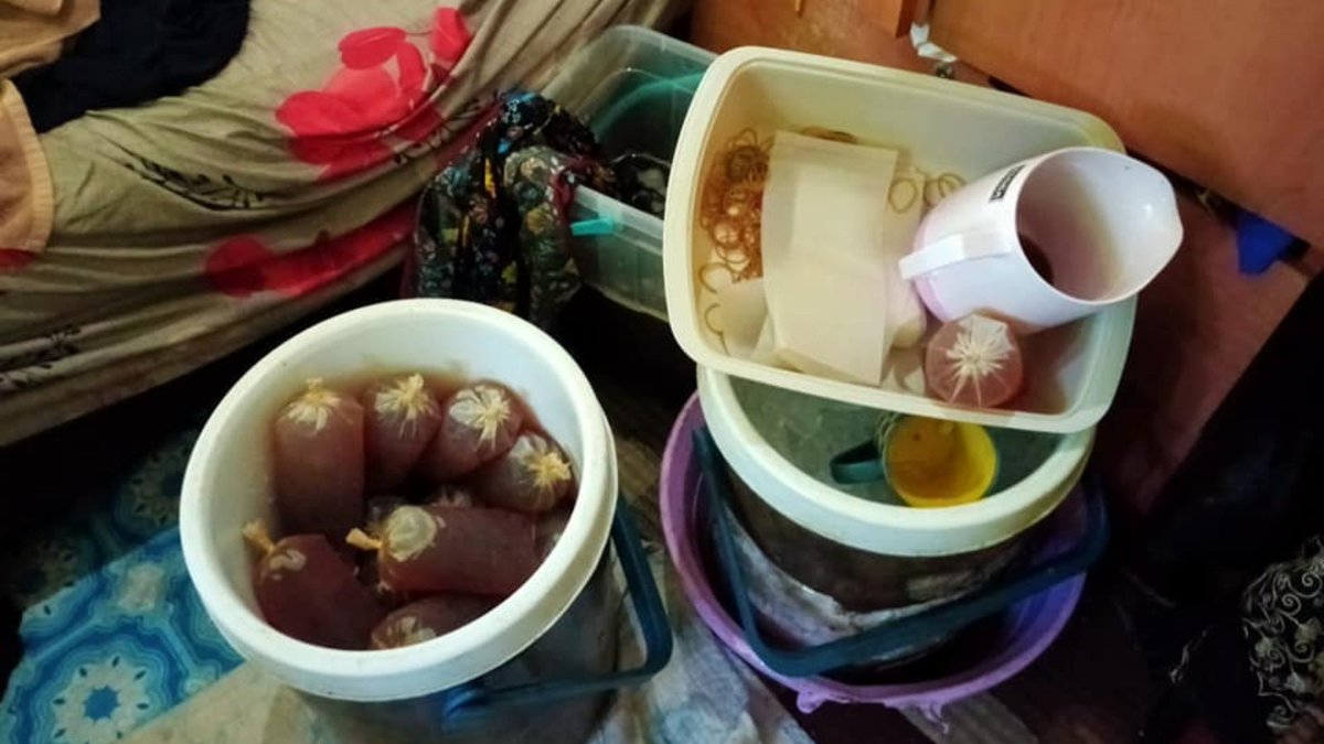 mynewshub's tweet photo. Lauk Dalam Tandas, Nasi Bungkus Dalam Mesin Basuh....

Kota Bharu : Sanggup menyembunyikan lauk dalam tandas dan nasi bungkus dalam mesin basuh.

Tindakan peniaga yang disyaki untuk dijual kepada orang tidak berpuasa itu dikesan dalam operasi di Tangok dekat Bachok, semalam.

Dalam operasi cegah orang tidak berpuasa oleh Pejabat Agama Jajahan Bachok dan Majlis Daerah Bachok antara 10 pagi hingga 12 tengah hari itu, berjaya merampas lebih 20 bungkus nasi berlauk ayam bersama teh O ais.

Pegawai Agama Jajahan Bachok Suratemi Mat Yusof berkata, dalam operasi itu, pihaknya memberi amaran kepada seorang wanita yang juga pemilik rumah berusia 40-an.

Katanya, operasi itu dilakukan hasil pemantauan pihaknya dan aduan awam yang mendapati pemilik rumah menjual makanan dan minuman kepada individu tidak berpuasa.

“Hasil operasi menemukan lebih 20 bungkus nasi yang disorok dalam mesin basuh dan ayam yang diperap di dalam tandas.

“Selain itu, kita juga menemukan teh o ais yang disembunyikan dalam bilik tidur. Hasil soal siasat, pemilik rumah mengaku membungkus nasi itu sebelum pembeli menghubunginya untuk mengambil makanan itu.

“Wanita berkenaan memaklumkan dia menjual dari rumah pada Ramadan kepada individu yang tidak berpuasa,” katanya ketika dihubungi di sini, hari ini.

Suratemi berkata, pihaknya memberi nasihat kepada wanita itu supaya tidak menjual makanan kepada golongan yang tidak berpuasa dan wanita itu berjanji tidak akan mengulangi perbuatan terbabit pada masa akan datang.

Beliau berkata, wanita itu juga akan dipanggil untuk diberi kaunseling supaya tidak menjual makanan pada waktu pagi sepanjang Ramadan ini.

“Dalam operasi itu, tiada tangkapan dibuat berikutan mereka sempat melarikan diri sebaik menyedari kehadiran pihak berkuasa.

“Kita menasihatkan kepada semua terutama orang Islam supaya tidak makan dan minum di waktu siang di tempat yang terbuka pada bulan ini dan menghormati orang berpuasa,” katanya.

-Harian Metro