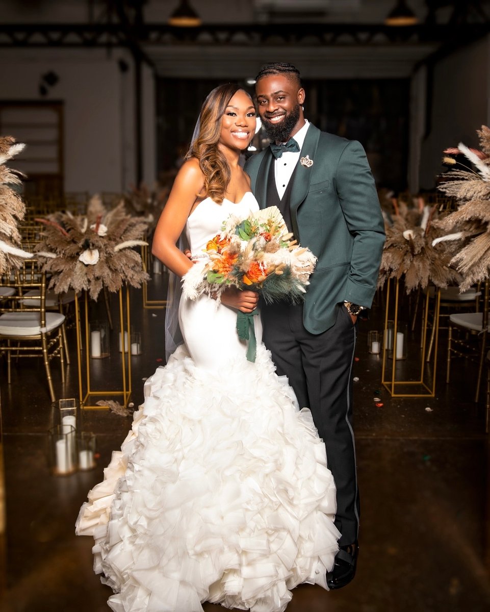 Our 5 favorite tips to keeping sane on your big day:

1. Carve out alone time in your timeline to collect your thoughts and take everything in 
2. Get a good nights sleep so you are refreshed 
3. Avoid overthinking and negative thoughts - focus on your love and what the day symbo