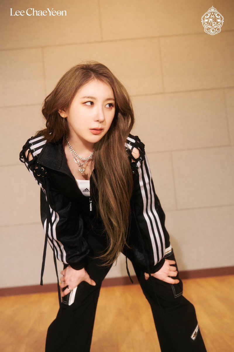 이채연 (LEE CHAE YEON) 
2nd Mini Album [Over The Moon] 

Concept photo 📸🌑
Night #2
2023.04.12 6PM (KST)

#이채연 #LEECHAEYEON #OverTheMoon