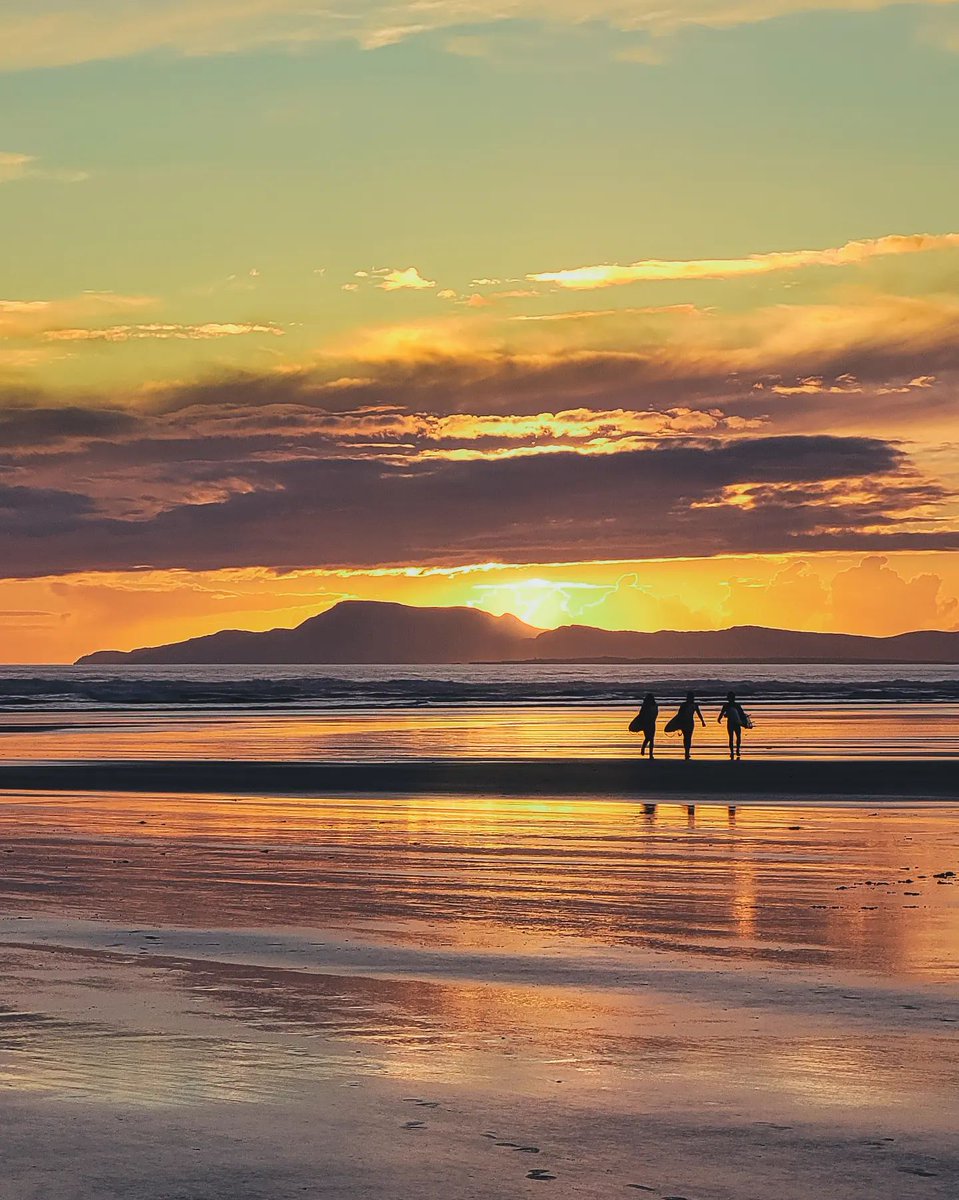 wildatlanticway's tweet photo. Did you remember to set the alarm clock forward? ⏰ One thing we love about the brighter mornings and evenings is more time to surf 🌊🏄

Find our best places for surfing here 👉 https://t.co/AoL4GCrINj

#KeepDiscovering #WildAtlanticWay
📸 scenic_pics_ireland [IG] https://t.co/ryjho6mg8i