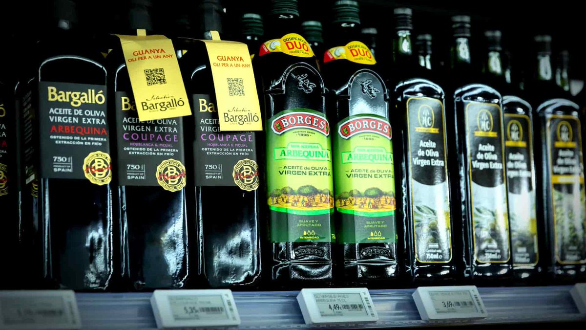 dmdawson91's tweet photo. #Oliveoil production in Spain has been revised down once again, with the Ministry of Agriculture now expecting just 680,000 tons to be produced in 2022/23, the lowest total in more than a decade. Along with production, olive oil sales have also slumped.

https://t.co/1RrWy8j7hr https://t.co/h7fXPUiD85