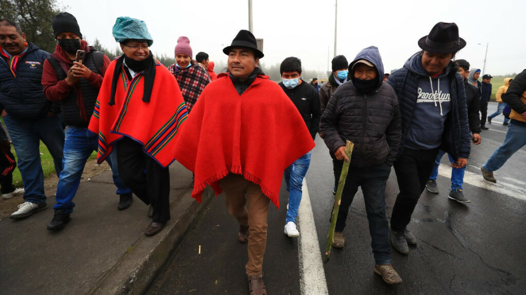 chullaquitenoec's tweet photo. Hasta ahora no asoma la CONAIE ni Leonidas Iza apoyando a las comunidades de #ALAUSI donde esta la ayuda que pide a las ONG todo el tiempo y la hermandad que promulga ante su pueblo... Lamentable. https://t.co/wo5gWUurax