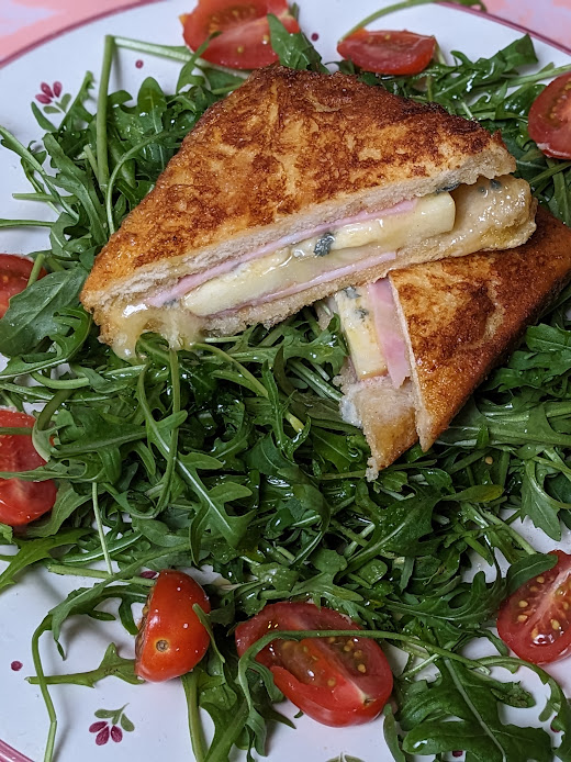 LizCollet's tweet image. Zur Vesper am #VDay (an dem arbeitstechnisch alles bissl anders lief/läuft) pikante #ArmeRitter mit Schinken und Blauschimmelkäse an Raukesalat mit Tomaten.
#Streiktag #SchnelleKüche