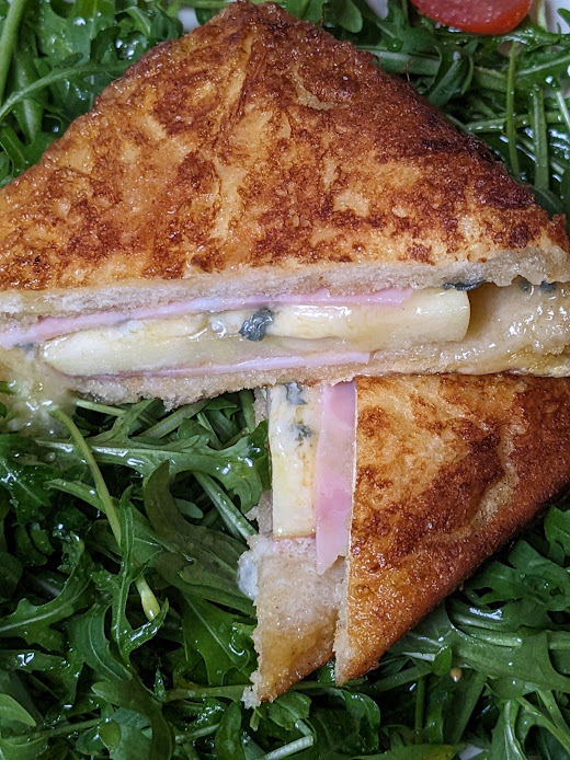 LizCollet's tweet image. Zur Vesper am #VDay (an dem arbeitstechnisch alles bissl anders lief/läuft) pikante #ArmeRitter mit Schinken und Blauschimmelkäse an Raukesalat mit Tomaten.
#Streiktag #SchnelleKüche