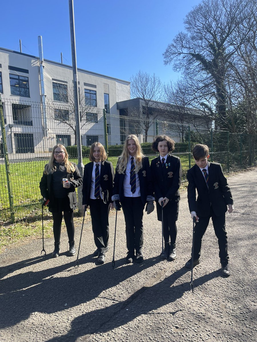 Litter Busters 

It was a lovely day to get outdoors and conduct a litter pick. Thank you to this fabulous group of young people who show a weekly commitment to their local community ⭐️💫🍃
