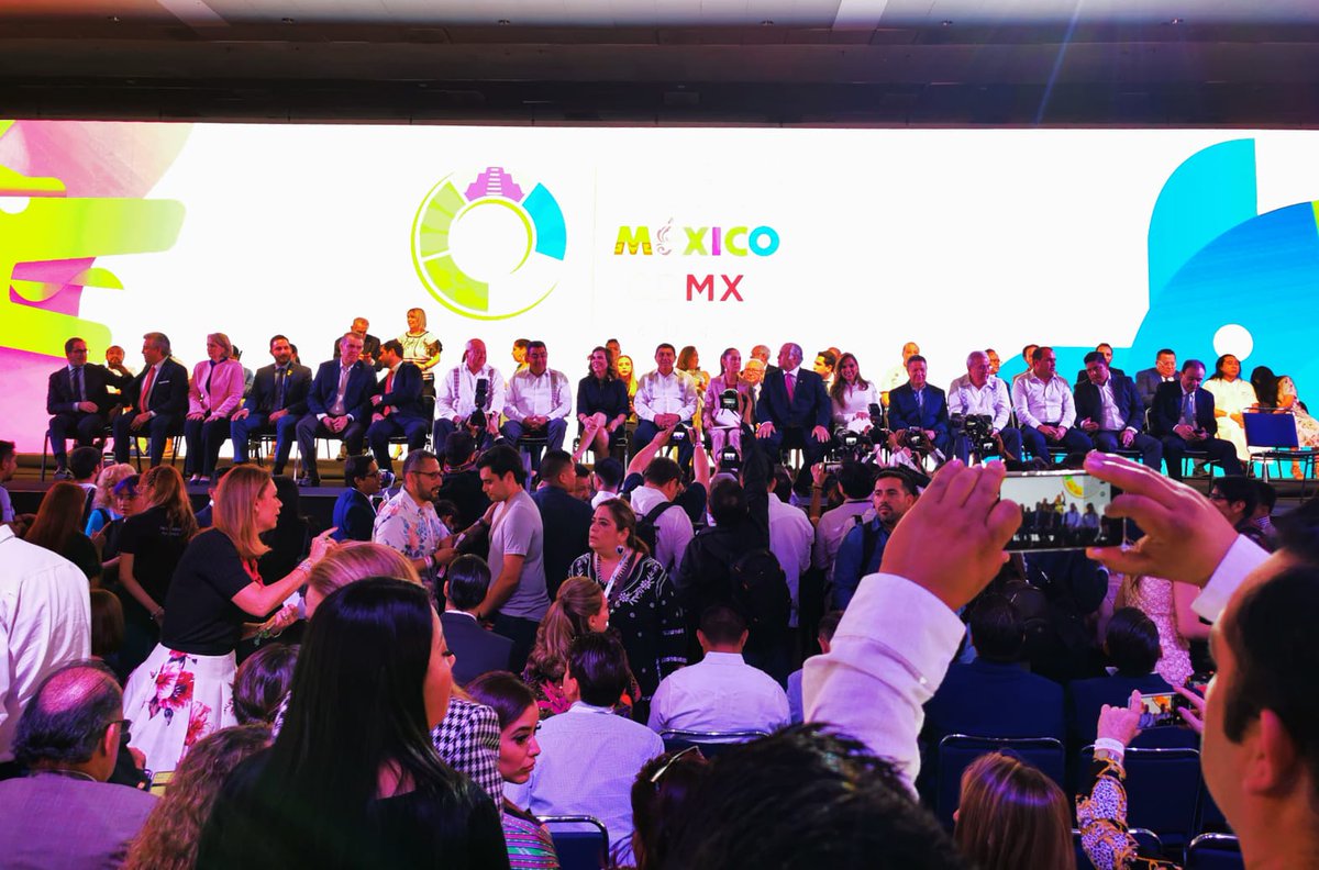 ItalyinMEX's tweet photo. Muchas felicidades al Secretario de @SECTUR_mx, @TorrucoTurismo y a la @Concanaco #Servitur por la excelente organización del @TianguisTurisMX que coincide simbólicamente con el primer vuelo directo #CDMX-#Roma de @Aeromexico. https://t.co/rmM6bxrSL0