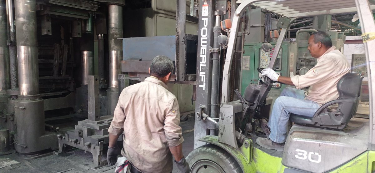 CPTTRefractario's tweet photo. #CVGHoy #27Mar El equipo del taller central realiza el montaje del molde (7/20) a la prensa Laeis garantizando la producción de ladrillos  para @Sidor_oficial rumbo a la #IndependeciaRefractaria 
@IndustriasVE @ViceObreraBol
@CVG_Oficial @amarcanopsuv
#NiCorrupciónNiGuarimbas https://t.co/He4VDGucAi