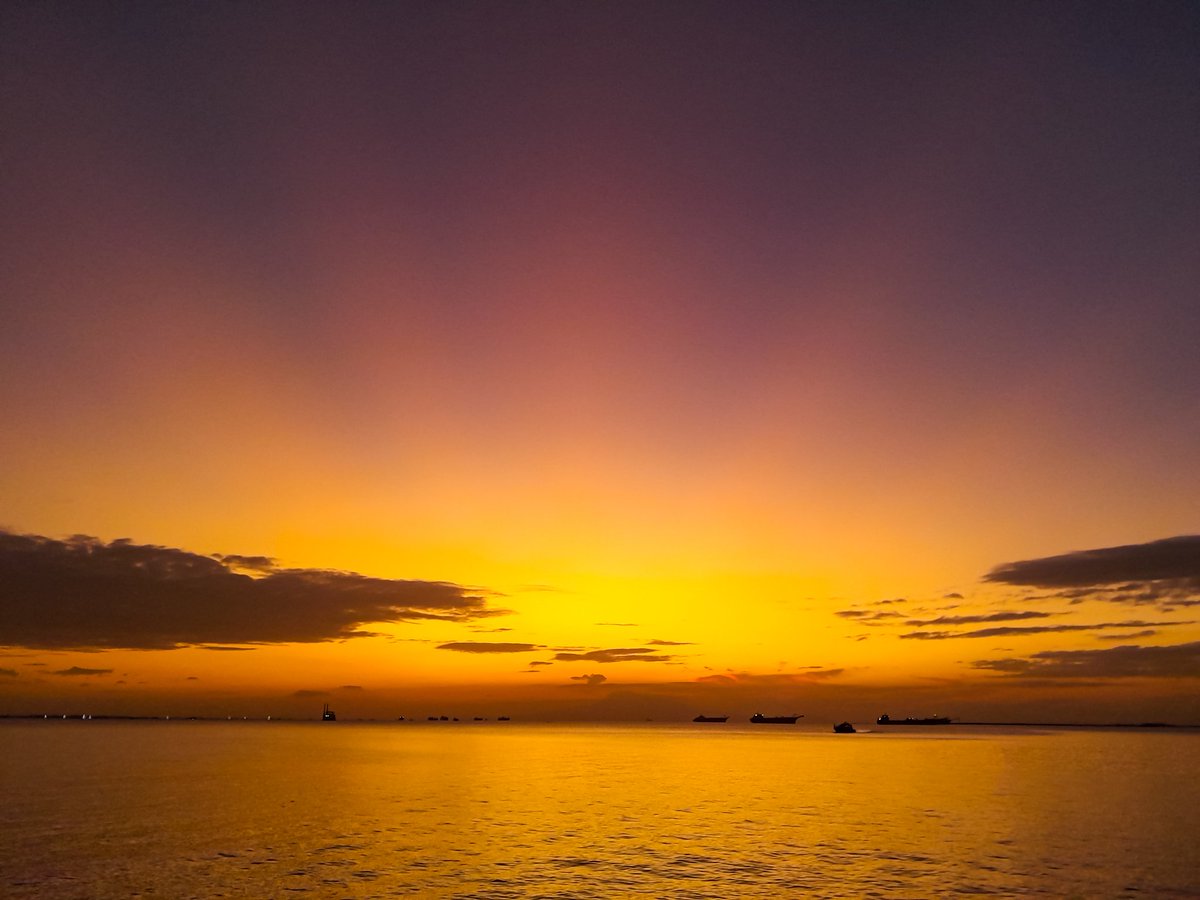 MAS_2023YES's tweet photo. I will not turn my back on these.

#crepuscularrays 
#skyphotography
#postsunset
#landscapephotography 
#mobilephotography
#StormHour
#ThePhotoHour https://t.co/M3skVcFRpo