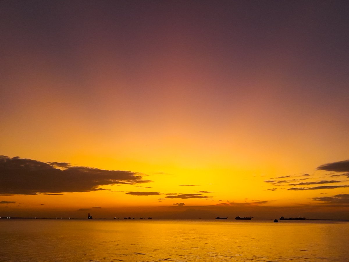 MAS_2023YES's tweet photo. I will not turn my back on these.

#crepuscularrays 
#skyphotography
#postsunset
#landscapephotography 
#mobilephotography
#StormHour
#ThePhotoHour https://t.co/M3skVcFRpo
