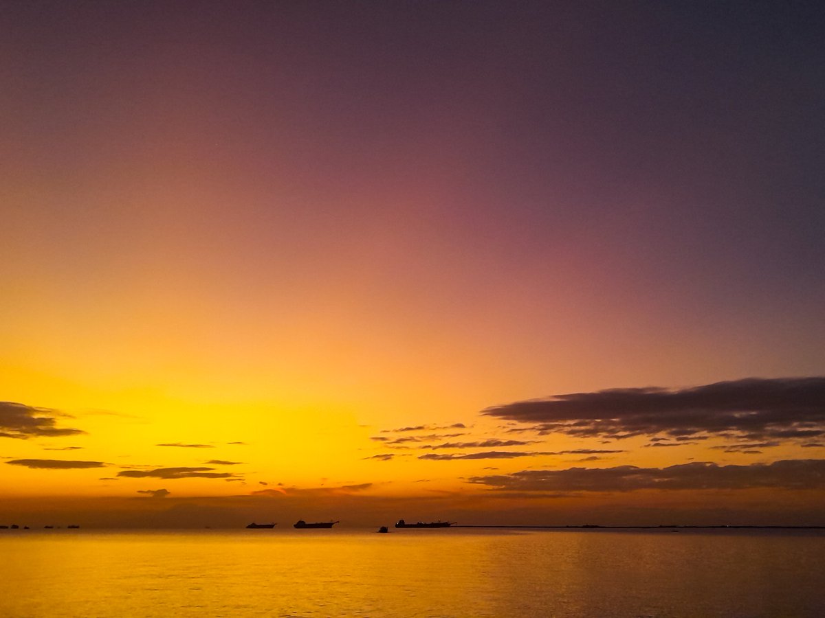 MAS_2023YES's tweet photo. I will not turn my back on these.

#crepuscularrays 
#skyphotography
#postsunset
#landscapephotography 
#mobilephotography
#StormHour
#ThePhotoHour https://t.co/M3skVcFRpo