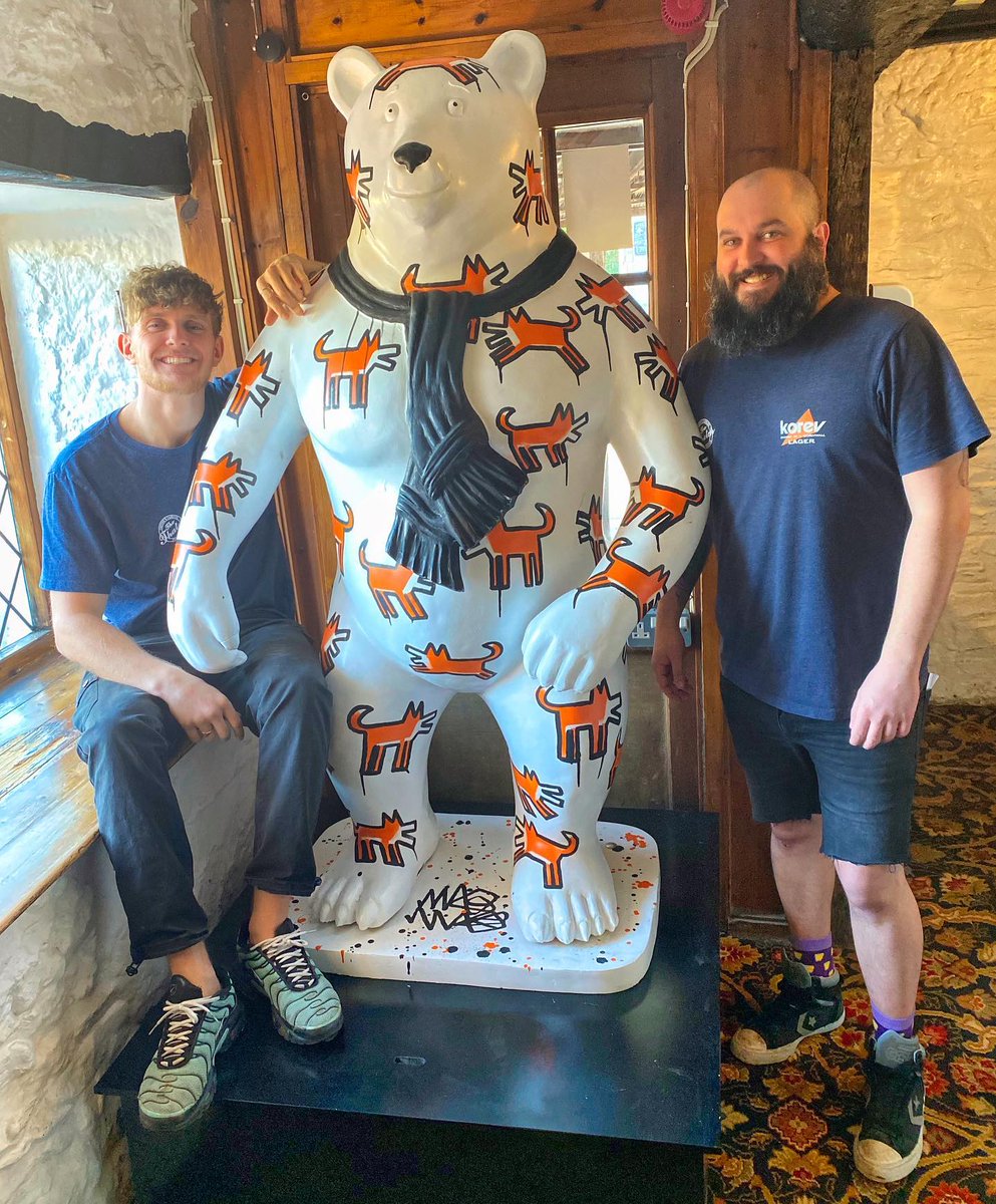 chswbearhunt's tweet image. If you go down to The Thatch today, you’re sure of a big surprise 🐻🍯 (does anyone else sing the teddy bear picnic when they read that?)

Local Legend Mau Mau painted Bear Foxes who is at The Thatch @thatchcroyde. We heard the Oven Baked Newlyn Hake is really good there!
#chsw