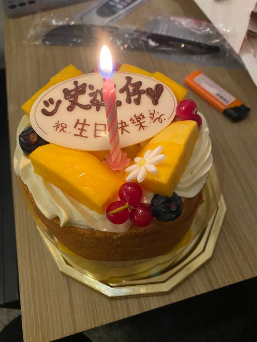 人少少既時候，就可以寫埋名 btw，史迪仔係我地一個男memeber既名 雙魚寶寶，補祝返你個生日快樂 祝你呀，身體健康，生意興隆，繼續食多D好西啦😂😂😂  #史迪仔 #hksp #hksecretparty<a href="/tag/%E5%8F%B2%E8%BF%AA%E4%BB%94"class="tags">#史迪仔</a><a href="/tag/hksp"class="tags"><span>#hksp</span></a><a href="/tag/hksecretparty"class="tags"><span>#hksecretparty</span></a><a href="/tag/%E9%9B%99%E9%AD%9A%E5%AF%B6%E5%AF%B6"class="tags"><span>#雙魚寶寶</span></a><a href="/tag/%E7%94%9F%E6%97%A5%E5%BF%AB%E6%A8%82"class="tags"><span>#生日快樂</span></a>