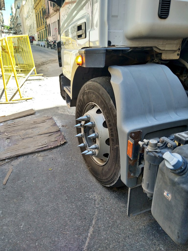 alezarauza's tweet image. Moreno y Balcarce, camión de empresa constructora...  #Púas
¿Un poco extremo? #AutosLocos