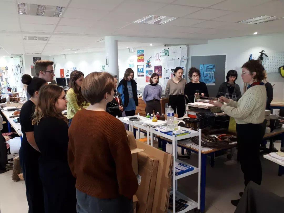 LAF_18_18's tweet image. Première journée de workshop Volume / Déploiement d&apos;un paysage avec l&apos;artiste Anaïs Dunn, auprès des étudiant.e.s de la CPES-CAAP du lycée Alain-Fournier de Bourges.
@anais_dunn
#cpescaap 
#cpesarts 
#classeprepaart 
#volume 
#assemblage
#installation
#workshop