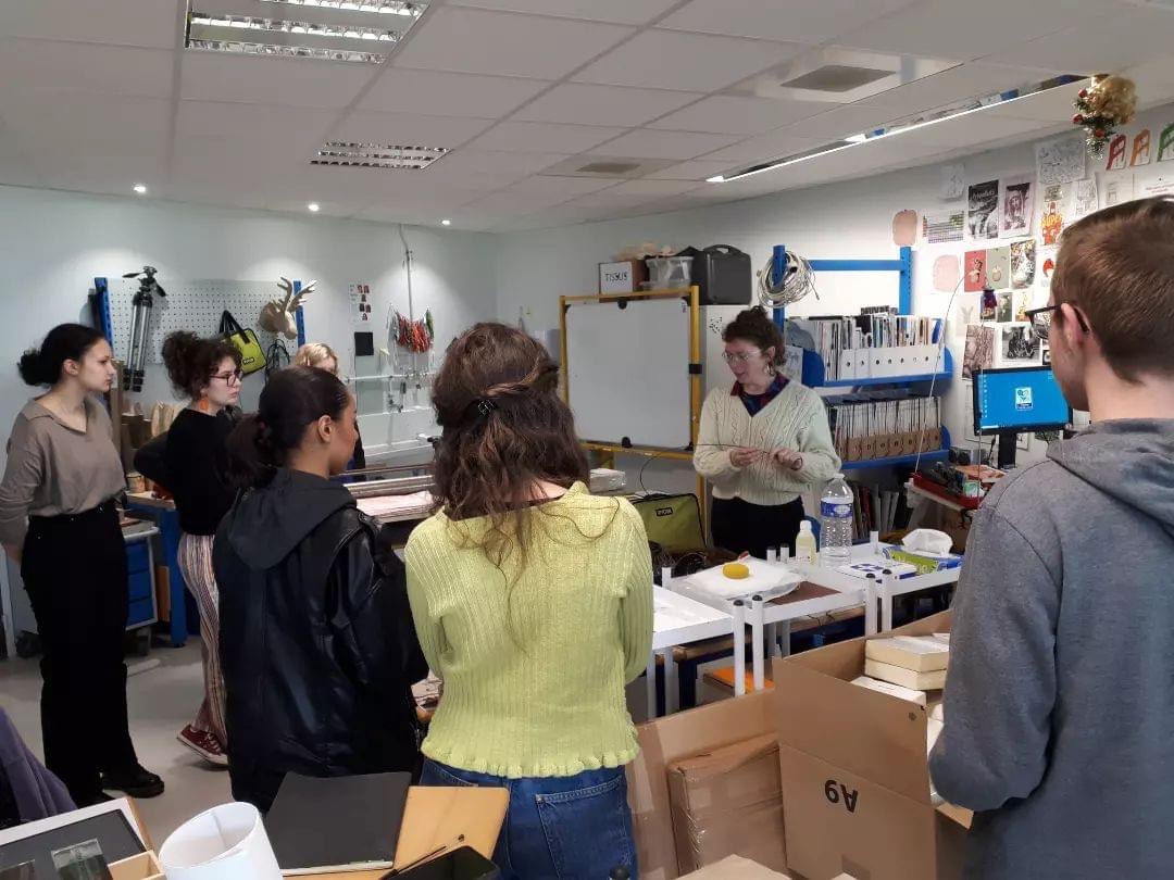 LAF_18_18's tweet image. Première journée de workshop Volume / Déploiement d&apos;un paysage avec l&apos;artiste Anaïs Dunn, auprès des étudiant.e.s de la CPES-CAAP du lycée Alain-Fournier de Bourges.
@anais_dunn
#cpescaap 
#cpesarts 
#classeprepaart 
#volume 
#assemblage
#installation
#workshop