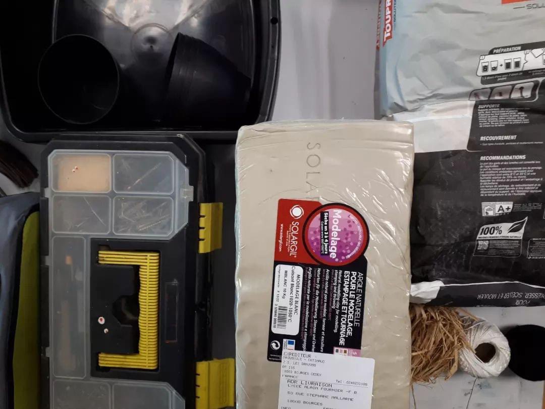 LAF_18_18's tweet image. Première journée de workshop Volume / Déploiement d&apos;un paysage avec l&apos;artiste Anaïs Dunn, auprès des étudiant.e.s de la CPES-CAAP du lycée Alain-Fournier de Bourges.
@anais_dunn
#cpescaap 
#cpesarts 
#classeprepaart 
#volume 
#assemblage
#installation
#workshop