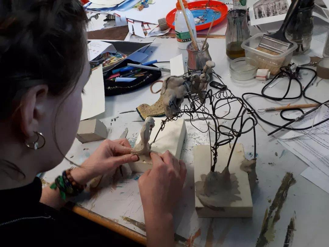 LAF_18_18's tweet image. Première journée de workshop Volume / Déploiement d&apos;un paysage avec l&apos;artiste Anaïs Dunn, auprès des étudiant.e.s de la CPES-CAAP du lycée Alain-Fournier de Bourges.
@anais_dunn
#cpescaap 
#cpesarts 
#classeprepaart 
#volume 
#assemblage
#installation
#workshop