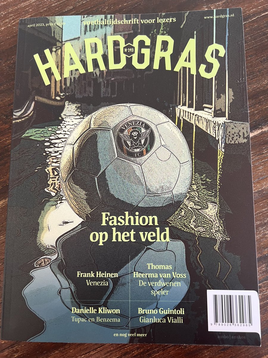 hroosenschoon's tweet photo. Mijn debuut in de nieuwe @Hardgras1 gaat over Venezia, onze investering in voetbal waar ‘t eigenlijk alleen om uiterlijk lijkt te gaan, ons werkbezoek, Iván Córdoba, hoe een bierdrinkende spits viral ging, en onze belofte aan Van Nistelrooij om te komen eten in z’n restaurant https://t.co/W7QrFoCXsg