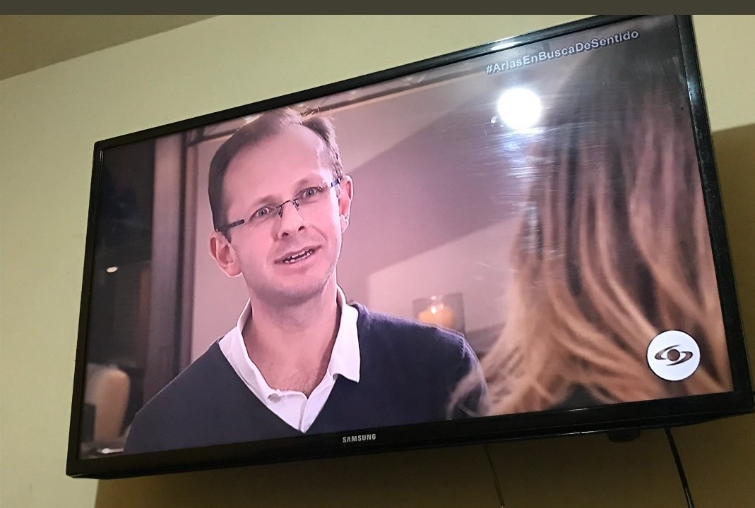 LauAlvarezR_'s tweet photo. Aida merlano hablo poco más de 1 minuto y saliste a decir que un criminal no podía dar ruedas de prensa. ¿Por que aquí @AngelicaLozanoC  no dices nada? Un criminal como Felipe Arias ahora declarándose "víctima" en @NoticiasCaracol que le abre los micrófonos de par en par. https://t.co/Pv3HVf8wMK