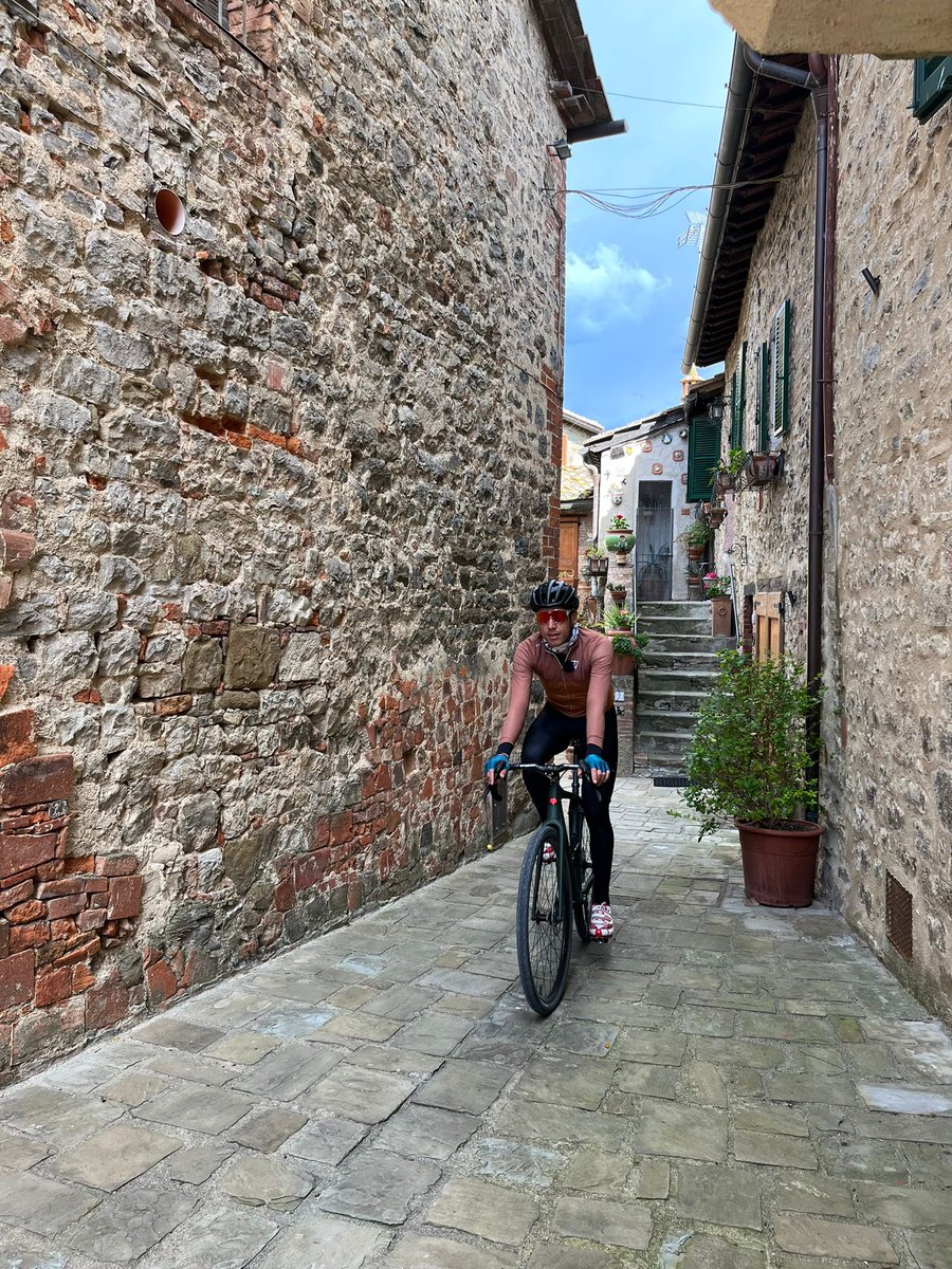 bikechannel_'s tweet photo. Prossimamente su #BIKEChannel ⏳ Ritorna “Pedalando per l’#Italia” 🇮🇹 Con Luca Gregorio 😍 

📍Protagoniste? Le Crete Senesi, la #Certosa di #Pontignano e non solo ☀️ https://t.co/PethQakFIx
