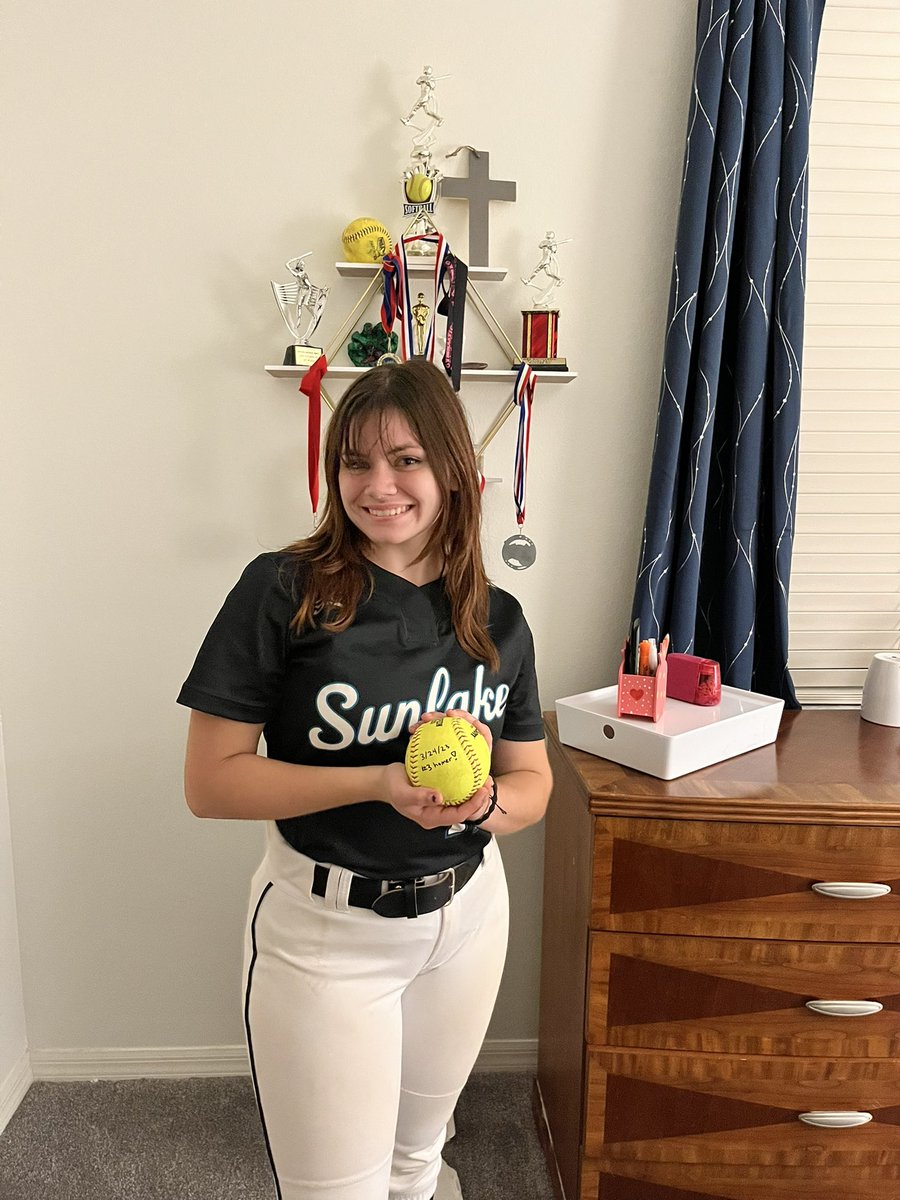 AlexandriaR06's tweet photo. First home run this high school season!  Let’s go!!  🙏❤️💪🥎 https://t.co/fs0DoQNaT3