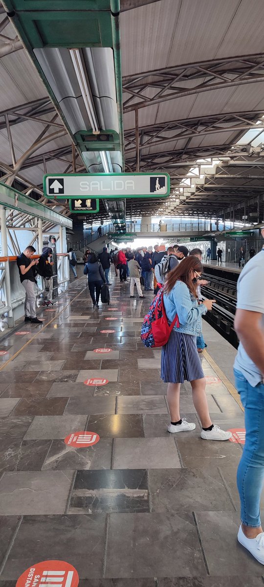 EidrianRdz's tweet photo. Iniciando lunes con el peor @MetroCDMX en especial #lineab 
Ánimo gente https://t.co/Myj5c5Liwh