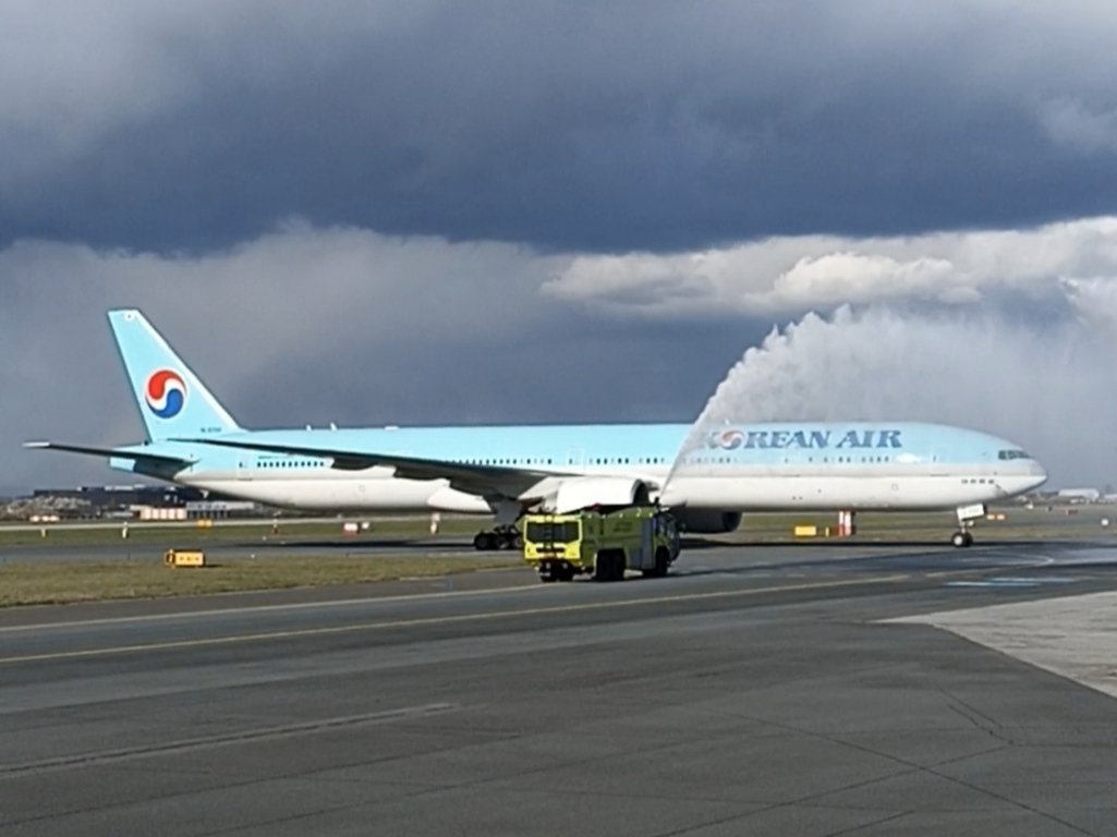 centaureax's tweet photo. Do @PragueAirport se dnes po dlouhé pauze vrátil na pravidelných linkách @KoreanAir Seoul - Praha  #flyfromprg #aviationdaily https://t.co/tBL9DylAIH