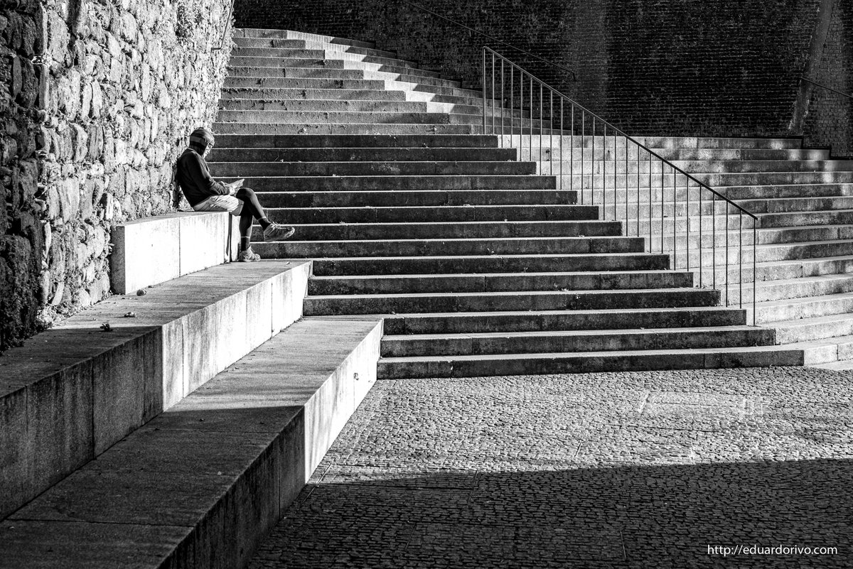 eduardorivo's tweet photo. Os luns ao sol.

#recunchosdecompostela

#Sun #sunbathingtime #streetphotography #blackandwhite #blackandwhitephotography #Compostela #galicia #photography https://t.co/7t2KEMeSLB