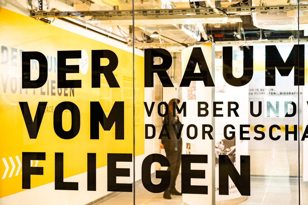 berlinairport's tweet photo. Die Ausstellung 'Der Raum vom Fliegen' in der U1 des T1 ist von 8-22 Uhr geöffnet. In industriell-funktionalem Ambiente gibt es Infos zur Geschichte des Fliegens in der Region, zur Rolle der Flughäfen für Wirtschaft/Stadtentwicklung sowie rund um den #BER.
https://t.co/JzSCmLPA20 https://t.co/5CF7DA316R