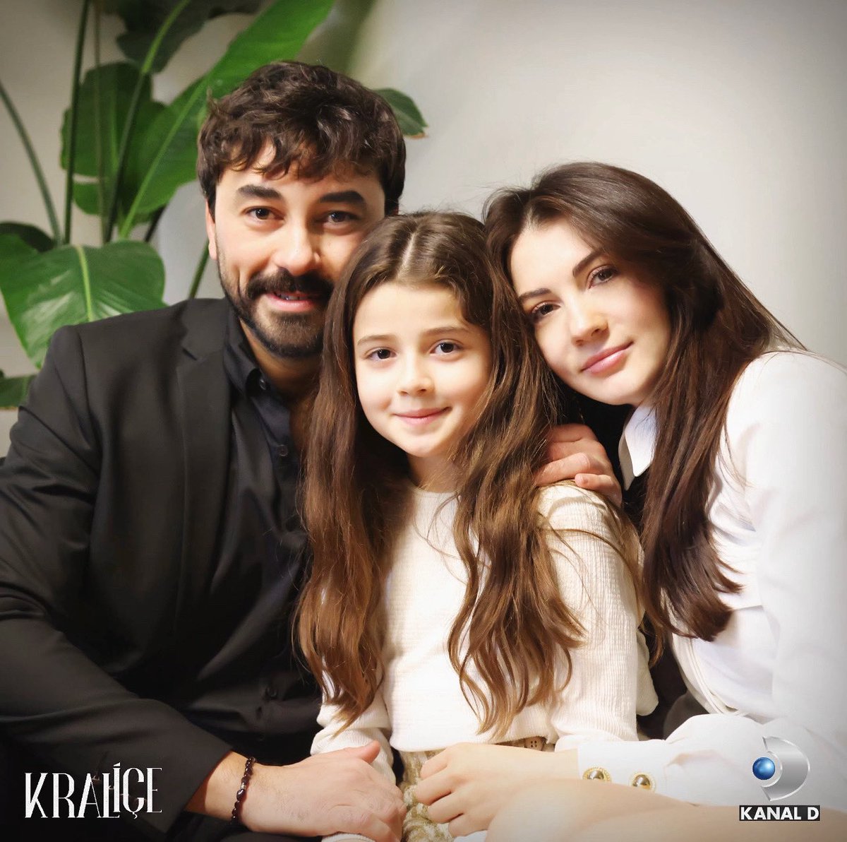 Keşke fotoğraflardaki gibi mutlu kalabilseydik… 😓 #Kraliçe <a href="/KanalD/">Kanal D</a>