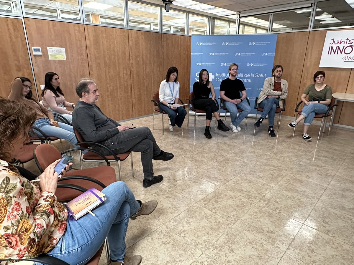 icscatcentral's tweet photo. ❓Els i les assistents a la jornada, que es pot seguir online i presencialment, expressen els seus dubtes sobre la residència: rotacions externes, desplaçament als centres, llengua, formació, què es pot fer a l’entorn, xarxa amb la resta de #ResidentsICS, etc.
#MIR23 #IIR23 #EIR https://t.co/zgGJN4Al31