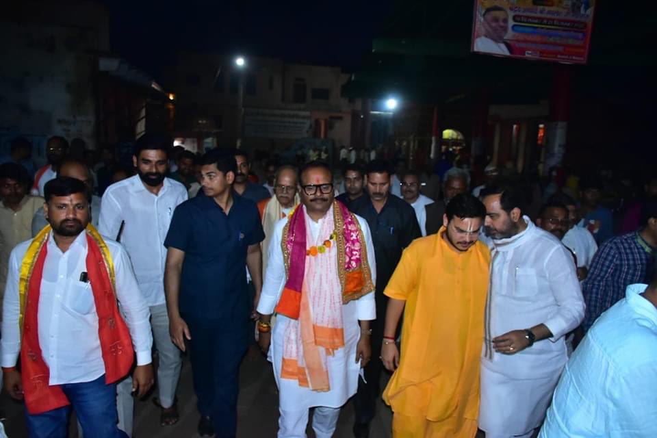 anuj_hanumat's tweet image. विधायकी का टिकट मिला नहीं अब सांसदी का ही मिल जाए 😂 गुफ़्तगू

डिप्टी सीएम ब्रजेश पाठक के चित्रकूट दौरे के दौरान कुछ नेताओं ने आगामी चुनाव के टिकट के लिए भी पूरा दिन कड़ी मशक़्क़त की