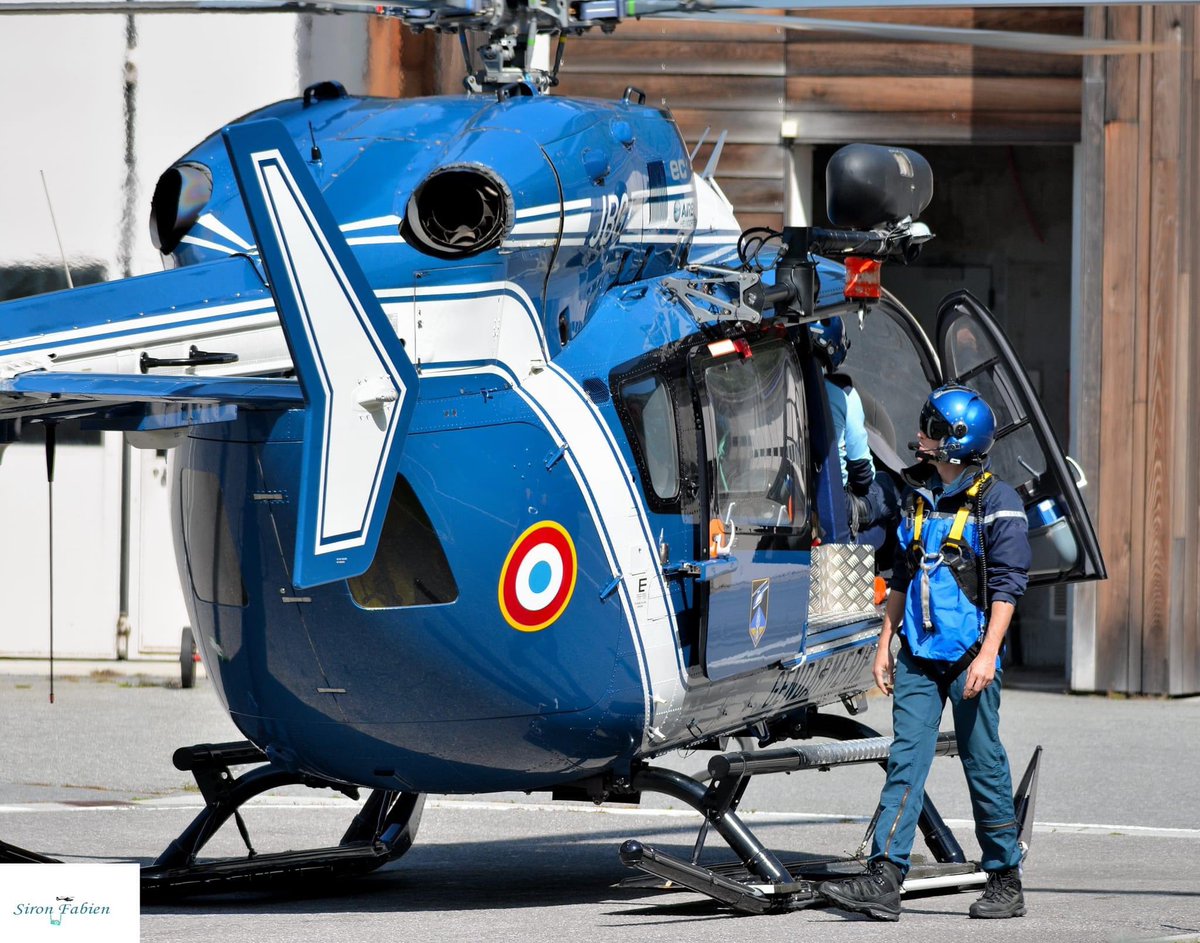 Beautiful EC 145 from the Police department in France🥰 Not my picture, but really great😝Where is the guy looking at? The rescue hoist?😂 I guess he will check if the rescue hoist is still where it should be 🥲🤪

#EC145 #Eurocopter #Helicopter #Airbus