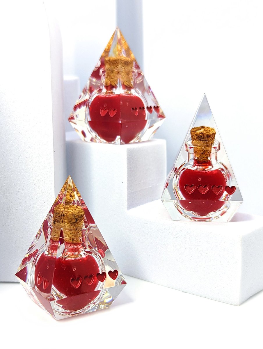 dungeondepths's tweet photo. New healing potion d4s will be available for preorder with this Friday's shop update! ❤️

Each one features a potion bottle liquid core and heart pips– watch the video to see how they shimmer and swirl!

#dnd #dungeonsanddragons #dnddice #handmadedice https://t.co/kedyAvZ8H6