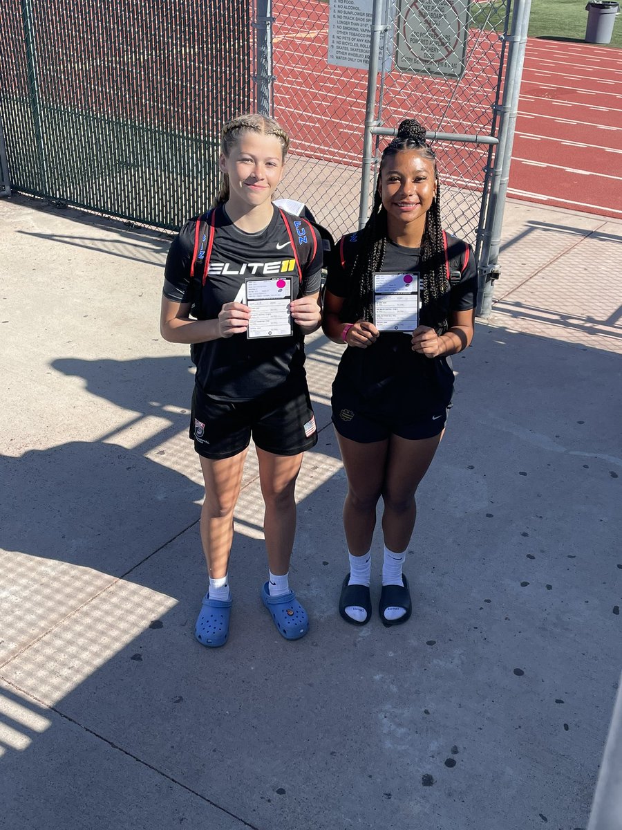 ClubHBHFAZ's tweet image. Two of the best high school receivers in the state of Arizona representing our program and their high schools, @CVHSGirlsFlagFB and @HHSGirlsFlag at the @Elite11 Camp over the weekend. 
#HandleBizHaveFun #ClubHBHF