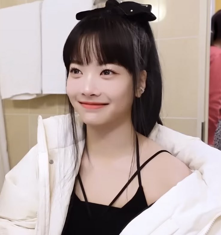 yiizhuo's tweet photo. The effervescent Eunchae, whose countenance is adorned with a radiant grin that exudes joy and contentment. Her visage is a testament to the mirthful spirit that resides within her. The corners of her lips uplift in a dazzling display of exuberance. https://t.co/AkffozuaMZ