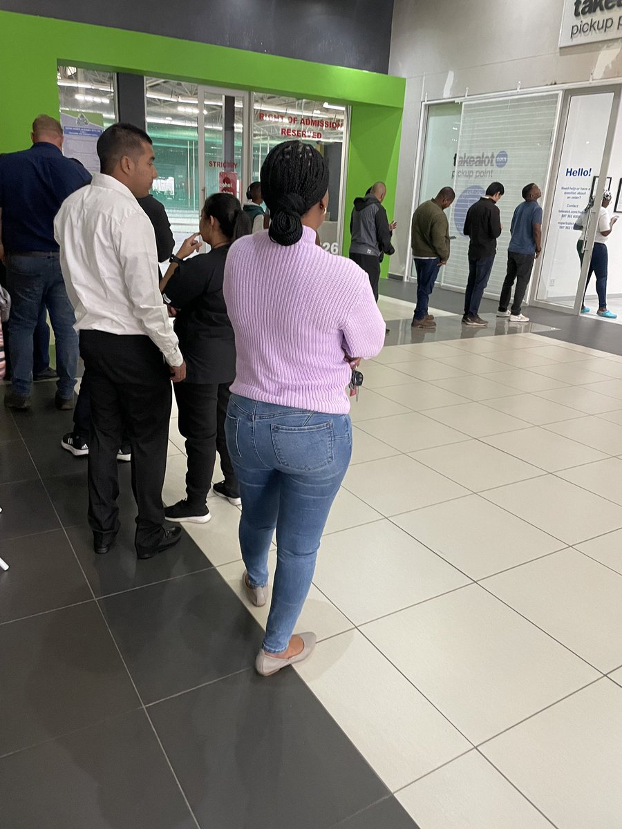 Michael13229077's tweet photo. @TAKEALOT this is now the service you provide !!!! Standing a long time , can’t wait for another provider #Hillfox https://t.co/2kdR99cKtx
