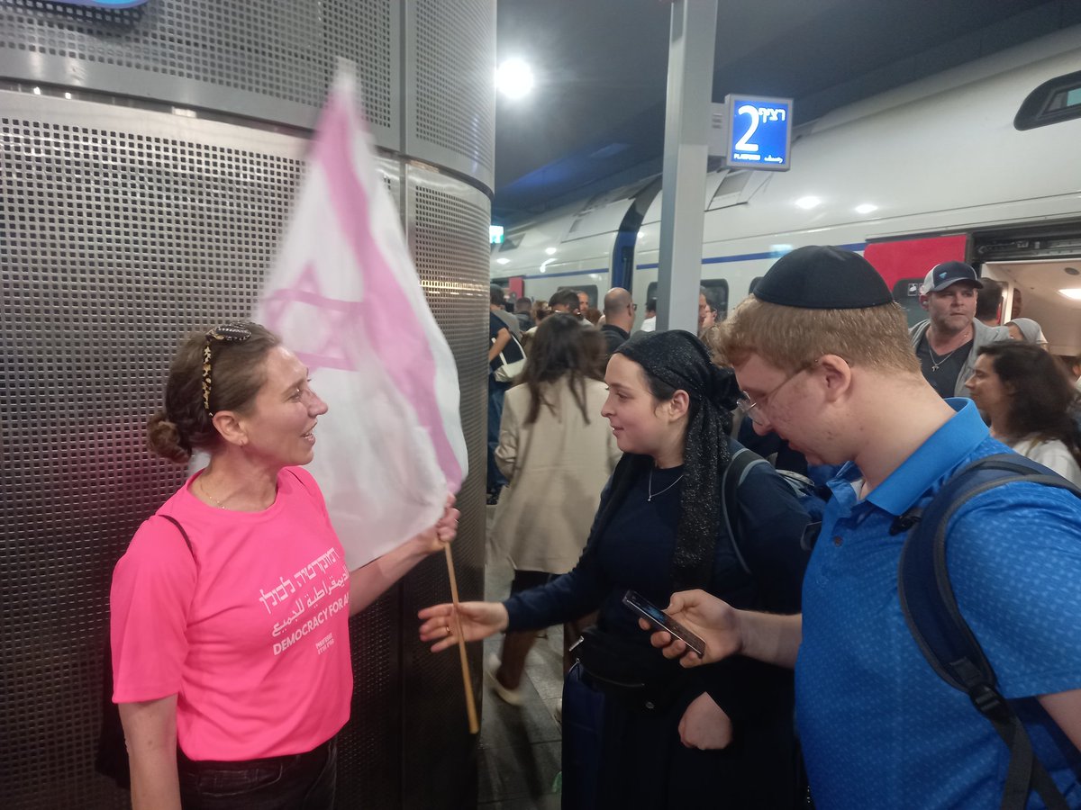 shilofreid's tweet image. חילופי משמרות ברכבת. מפגינת ימין בקשה מאשת שמאל את הדגל שלה להפגנה.