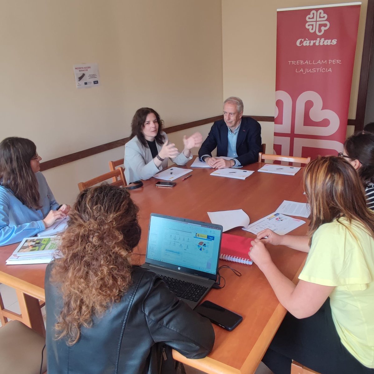 caritasmallorca's tweet photo. Milagros Paniagua, Secr. Gral. del Ministeri @inclusiongob ha mantingut una reunió amb tècniques de @caritasmallorca per a conèixer els avanços del projecte #ACCEDE a Llucmajor i Manacor.
🧑🏿🤝🧑🏼Famílies reben orientació, formacions i acompanyament personalitzat.
#UE #Netxgeneration https://t.co/nYDr39lLAP