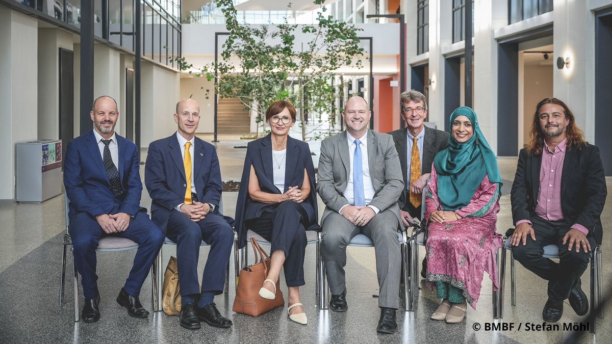 bmftr_bund's tweet image. Pandemien vorbeugen &amp;amp; im Krisenfall schneller reagieren – dazu sprach Bundesforschungsministerin @starkwatzinger vor der #RHISSA-Konferenz mit Prof. @Tuliodna, dem Entdecker der #Omikron-Variante des Coronavirus und dem dt. Virologen Wolfgang Preiser.
bmbf.de/bmbf/de/forsch…