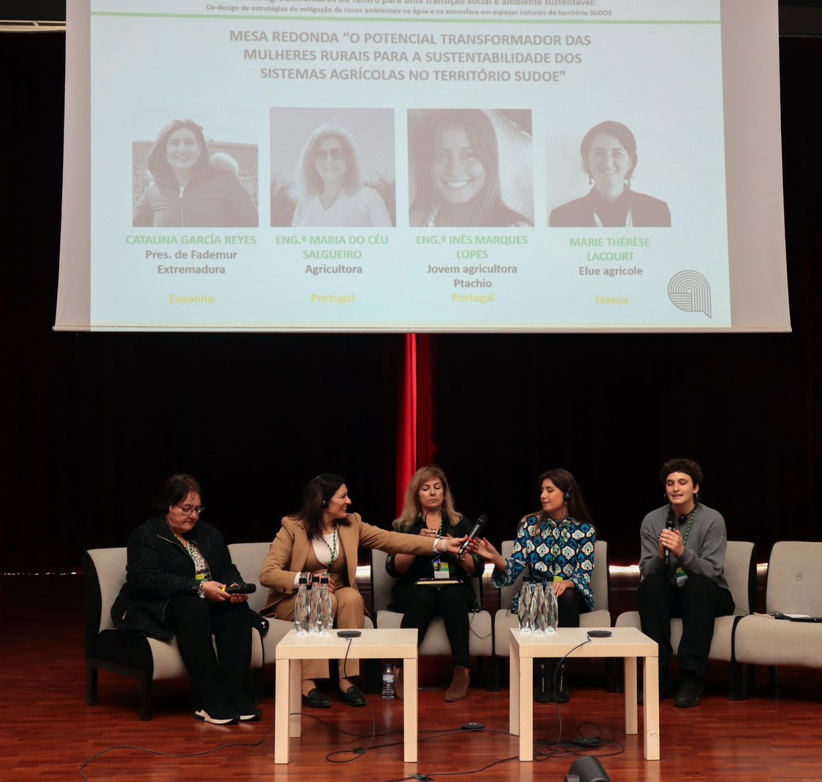 AgroGreenSUDOE's tweet photo. Durante la jornada final del proyecto #AgroGreen-SUDOE tuvo lugar la Mesa redonda sobre “El potencial transformador de las mujeres rurales para la sostenibilidad de los sistemas agrarios en el territorio SUDOE ”, moderada por Carmen Galea Reboloso, investigadora del @CEIGRAM 🌾 https://t.co/klSHC23s68