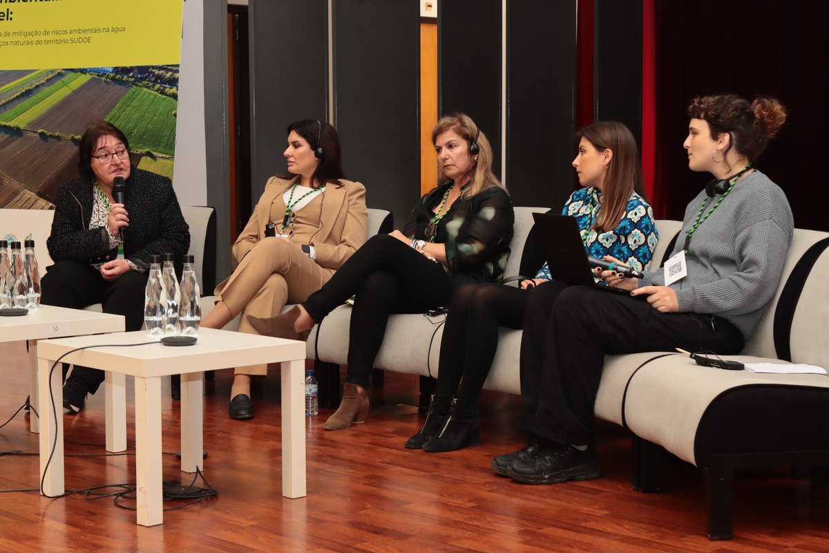 AgroGreenSUDOE's tweet photo. Durante la jornada final del proyecto #AgroGreen-SUDOE tuvo lugar la Mesa redonda sobre “El potencial transformador de las mujeres rurales para la sostenibilidad de los sistemas agrarios en el territorio SUDOE ”, moderada por Carmen Galea Reboloso, investigadora del @CEIGRAM 🌾 https://t.co/klSHC23s68