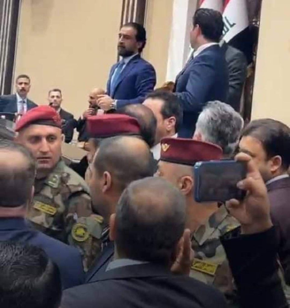 الذين لا تخرج اصواتهم في القضايا التي تمس حقوقهم وعيشهم وكرامتهم وانسانيتهم لكنها تخرج عاليه جدا في التفاهات واللذين  حين يوالون أحد يمنحونه كل ولائهم المطلق حد التقديس كيف نعول عليهم

#حكم_الغوغاء
#كلا_كلا_سانت_ليغو