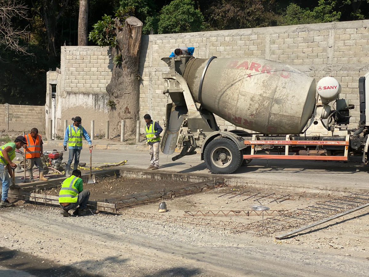 Continuamos con los trabajos de vaciado de concreto en la reconocida Curva del Pelotero, en la Av. Principal de El Castaño. Estamos haciendo una gran obra para la vialidad de este sector gracias a nuestro Presidente <a href="/NicolasMaduro/">Nicolás Maduro</a> y nuestra Gob. <a href="/Soykarinacarpio/">Karina Carpio</a> 
#Maracay