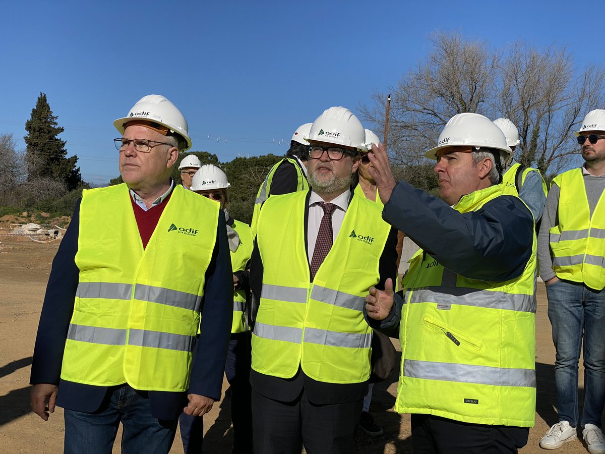 SubGobTARR's tweet photo. El subdelegat del Govern, @sjcs_santi acompanyant a l'alcalde de #Salou, @PereGranados; a regidors i regidores,  i tècnics d'Adif Alta Velocitat i dels STM, han visitat avui les obres de construcció de la nova estació ferroviària de Salou-Port Aventura. https://t.co/Io4eyaG1pk